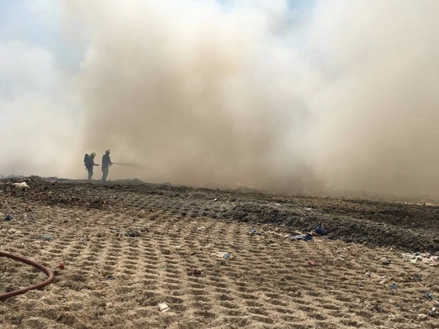 Dos bomberos luchando contra las llamas en Fontcalent