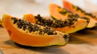 Autoridades estadounidenses alertan por consumir papayas mexicanas