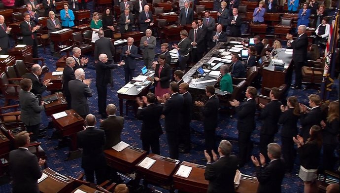 El Senado de EEUU aplaude al senador John McCain.
