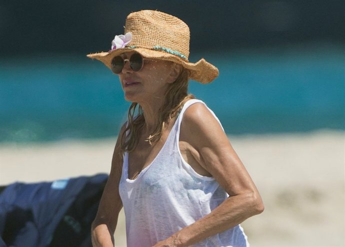 La Baronesa Thyssen saca su lado más cariñoso con sus gemelas en Ibiza
