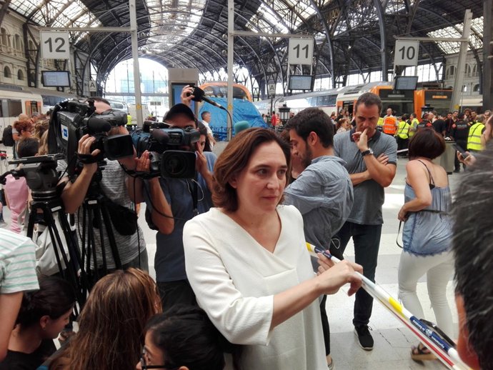 L'alcaldessa A.Colau atén els mitjans per l'accident