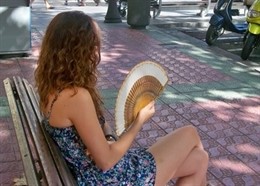 Una mujer se abanica