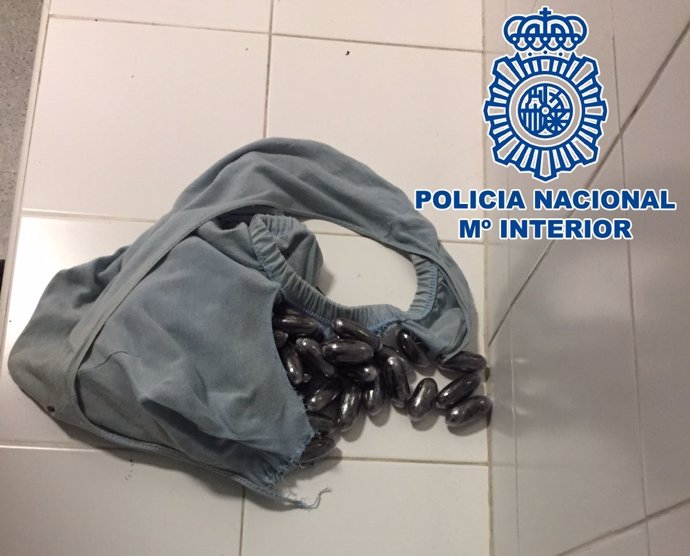 Bellotas de hachís interceptadas en el puerto de Tarifa