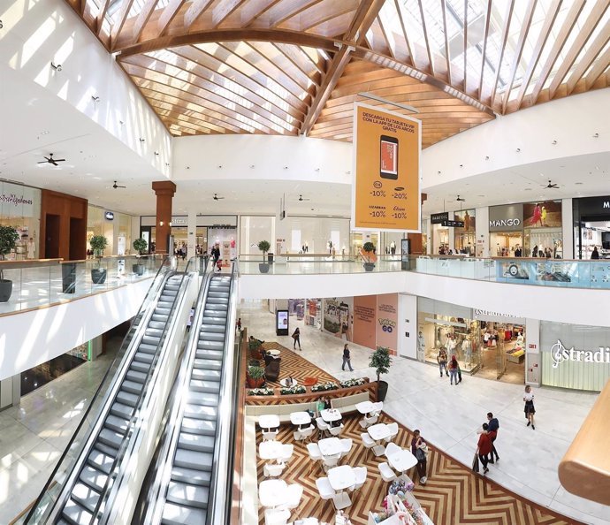 Interior del Centro Comercial Los Arcos