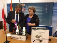 Los aceites 'Jaén Selección' llevan a manos del presidente de Cantabria, Miguel Ángel Revilla