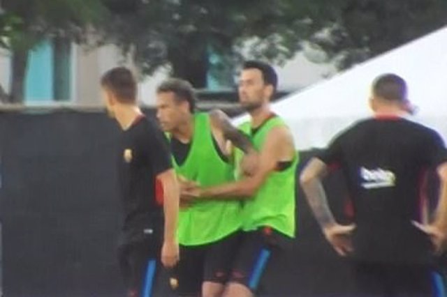 Busquets sujeta a Neymar (Barcelona)