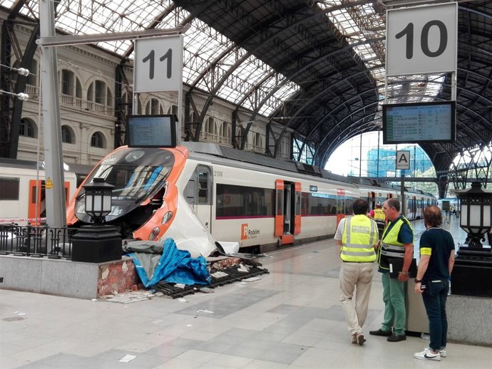 Tren de Rodalies accidentat a l'estació de França