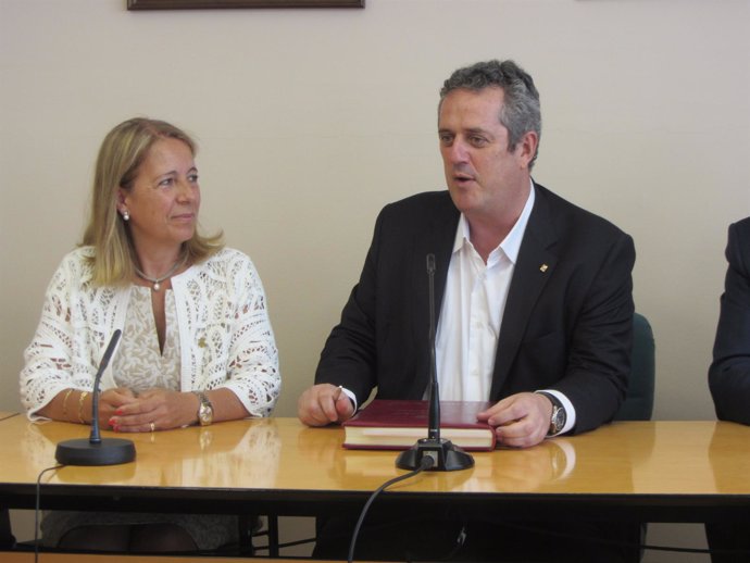 La alcaldesa de Matadepera, Mireia Solsona, y el conseller Joaquim Forn 