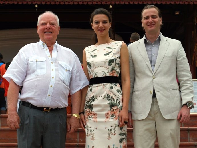  El Presidente De Loro Parque, Wolfgang Kiessling, Con Los Príncipes De Georgia