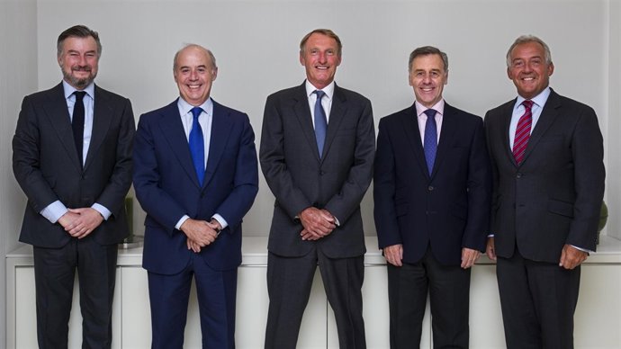 Directivos en la firma del acuerdo