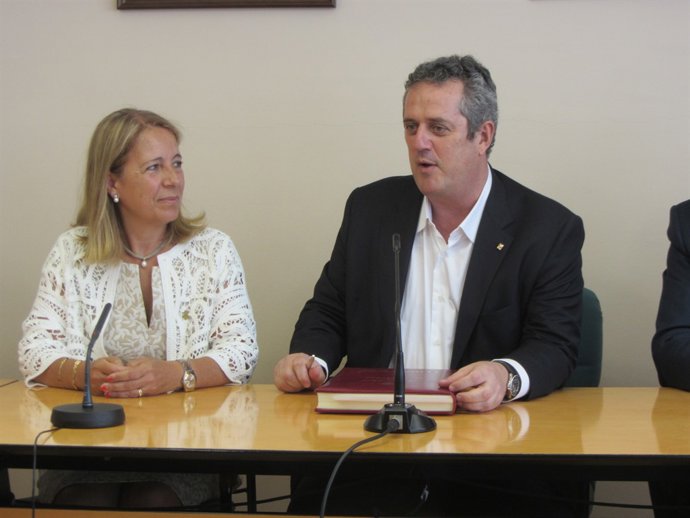L'alcaldessa de Matadepera, Mireia Solsona, i el conseller Joaquim Forn 