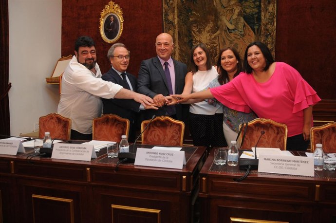 Antonio Ruiz (centro), durante la firma de los convenios