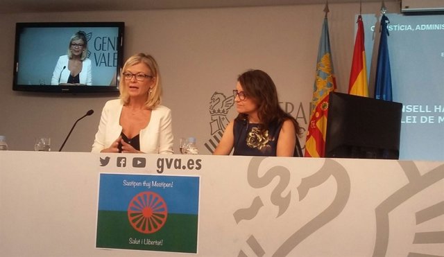 Las conselleras Gabriela Bravo y Mónica Oltra tras el pleno del Consell 