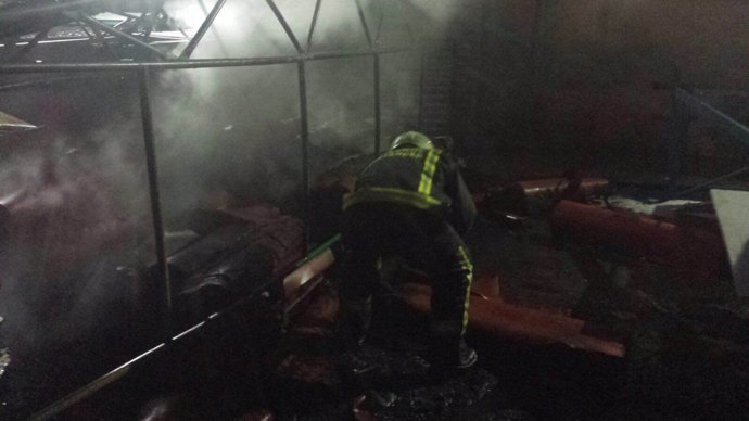 Bombero trabajando en la extinción del incendio