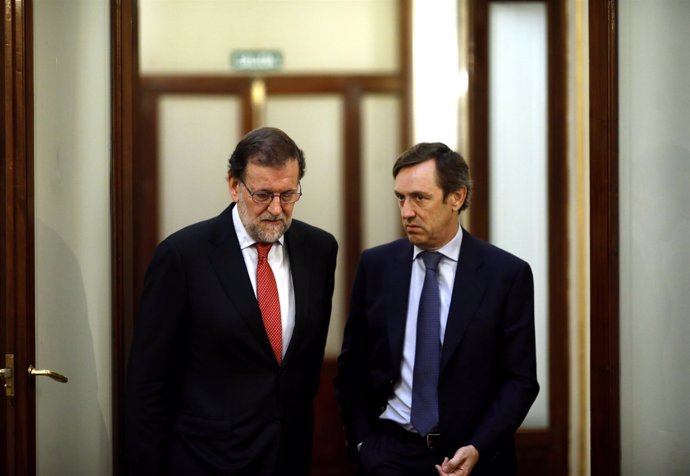 Rajoy y Rafael Hernando hablando en los pasillos del Congreso