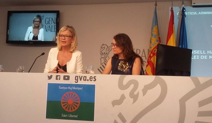 Les conselleres Gabriela Bravo i Mónica Oltra després del ple del Consell 