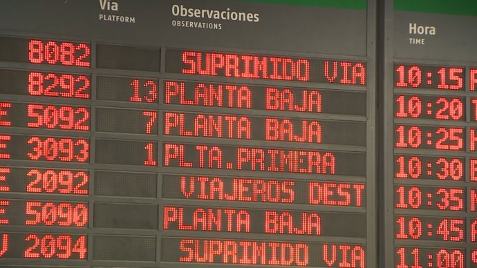 Viajeros atrapados en Atocha por huelga de Renfe y Adif