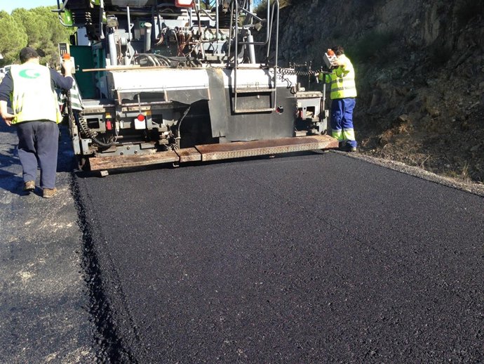 Obra en la carretera que une Nerva con la Rivera del Jarrama. 