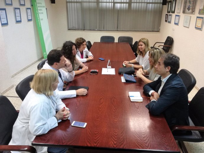 Dirigentes del PP de Cádiz con la dirección del Hospital Puerta del Mar