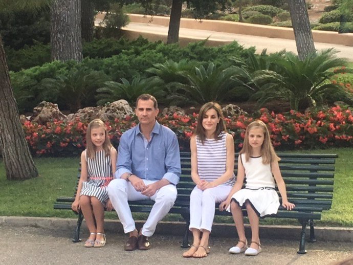 Reyes y sus hijas en jardines de Marivent