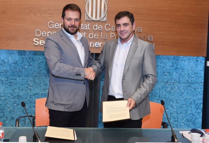 Josep Salom i Gerard Figueras durant la signatura del conveni