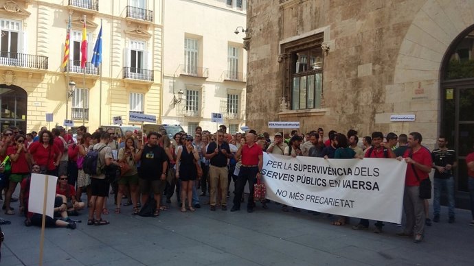 Manifestació a les portes del Palau
