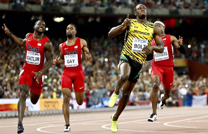 Usain Bolt supera a Gatlin en el Mundial de Pekín