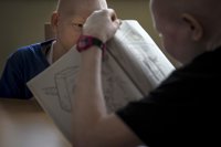 Los albinos en las zonas rurales de Tanzania siguen sometidos a una "situación muy frágil"