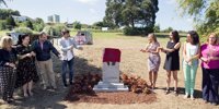Ferrol rinde homenaje a Ignacio Echeverría con una placa en un parque de 'skate'