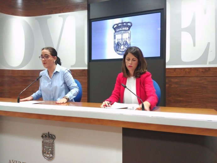 Covadonga Díaz y Cristina Fernández en rueda de prensa. 