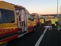 Una joven fallece y un hombre sufre la amputación de la pierna al colisionar su moto con un turismo en la M-45