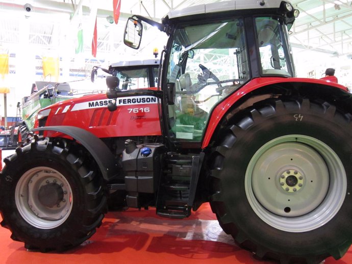 Tractor, maquinaria agrícola