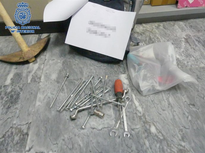 Nota De Prensa:"La Policía Nacional Detiene A Cuatro Hombres Robando Material Me