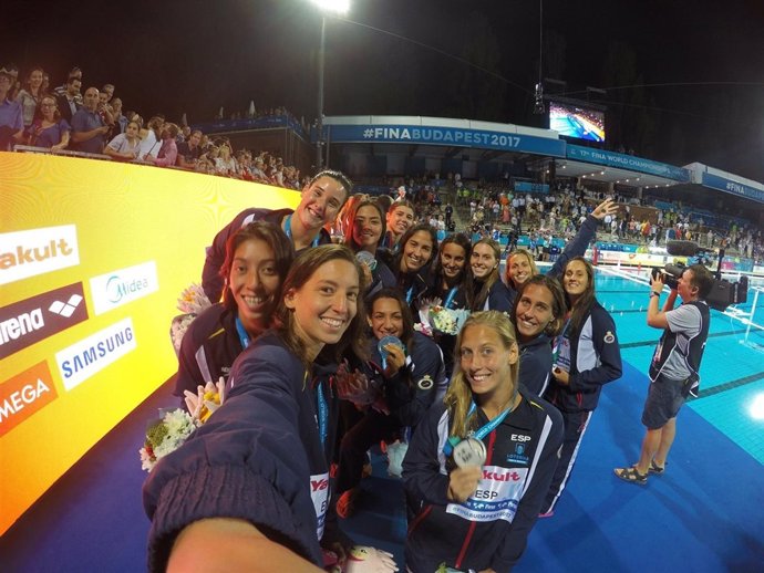 La selección española de waterpolo femenina con Laura Ester a la cabeza