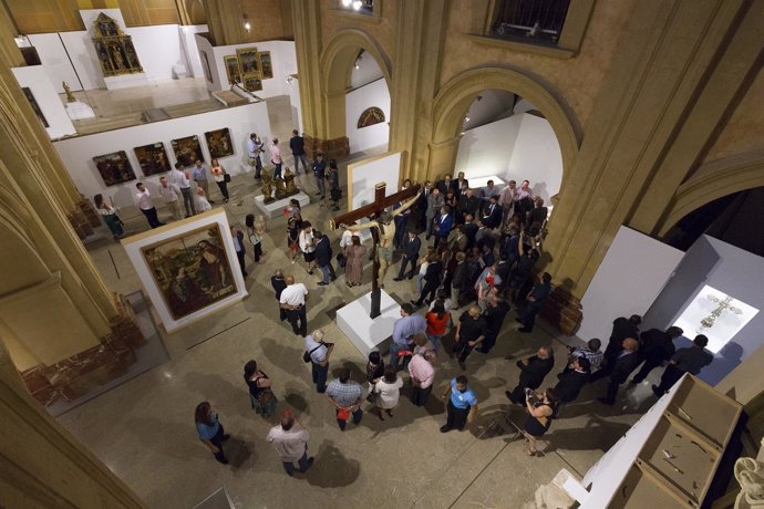 Decenas de visitantes recorren la exposición 'Signum' 