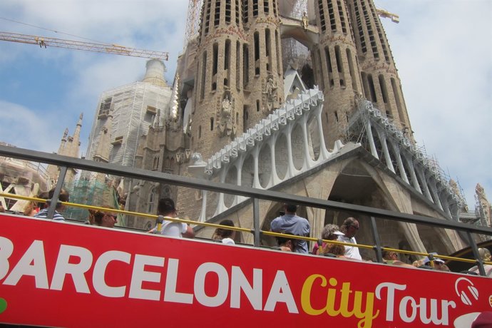 Bus turístic davant la Sagrada Família de Barcelona