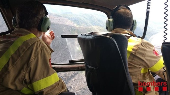 Interior de l'helicòpter que sobrevola l'incendi de Tivenys (Tarragona)