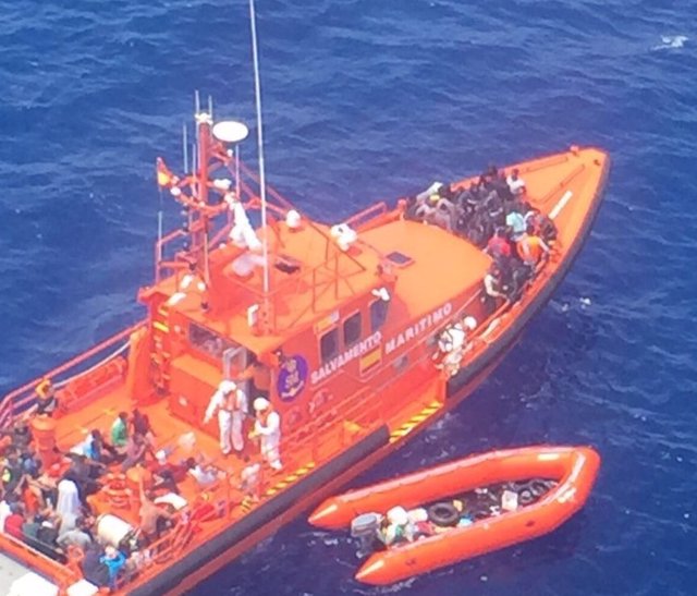 Rescate de una patera en aguas del Estrecho