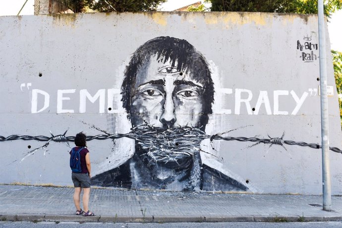 Mural reivindicando la democracia en Manresa (Barcelona)