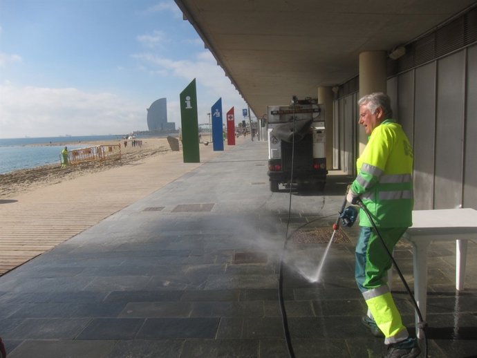 Neteja de la platja de Barcelona. Medi Ambient / Medi ambient