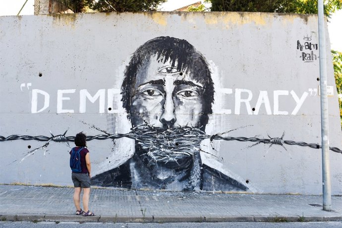 Mural reivindicant la democràcia a Manresa (Barcelona)
