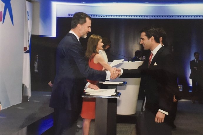 Javier Bosch saluda al rey en la ceremonia de entrega de las becas La Caixa