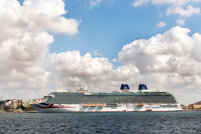 Imagen del crucero Britannia en el puerto de Cartagena