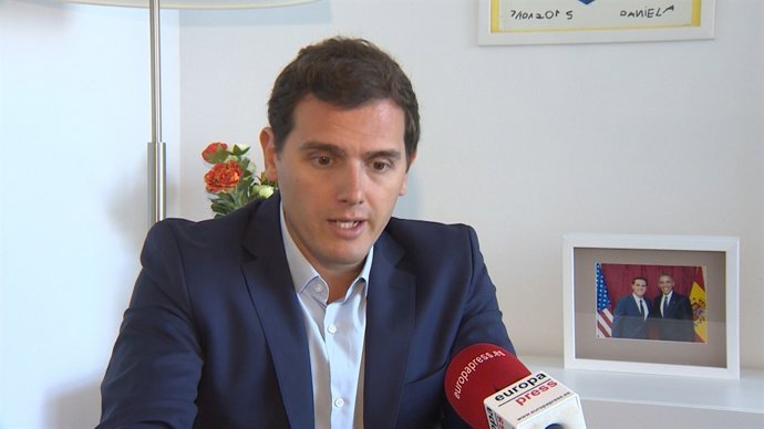 Rivera dice que el Govern son "golpistas de coche oficial"