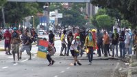 Tres morts durant les protestes de l'oposició a la matinada prèvia a les eleccions constituents