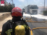 Arden dos camiones aparcados en Almassora (Castellón) al prenderse material de reciclaje
