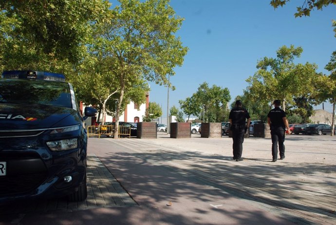 Np:"La Policía Nacional Detiene Infraganti A Un Hombre Intentando Robar En El In