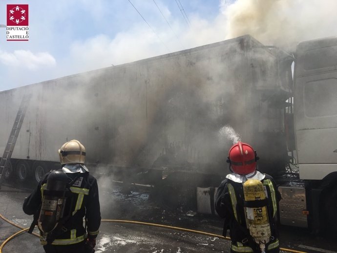 Los bomberos han controlado el fuego de dos camiones