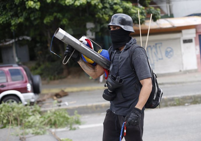 Un manifestante de la oposición con un arma improvisada en un bloqueo