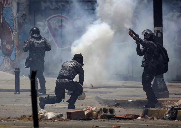 Antidisturbios lanzan gas lacrimógeno en Caracas
